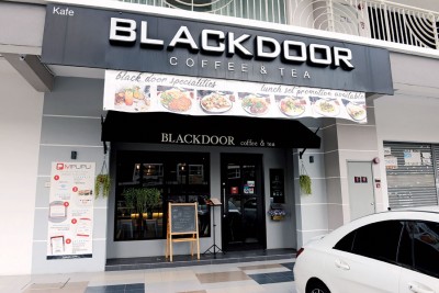 BlackDoor Coffee & Tea坐落于峇六拜的Arena Curve，营业时间为11am至11pm，逢星期一休息。
