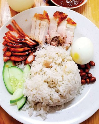 烧肉nasi lemak是“兴记烧肉”的特色美食。