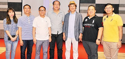 左起周慧妮、拿督陈荣强博士、准拿督李兴前、骆锦地、国际著名摄影家尔冬强、林星发及林松荣。