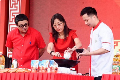 郭素沁在活动上展示厨艺。
