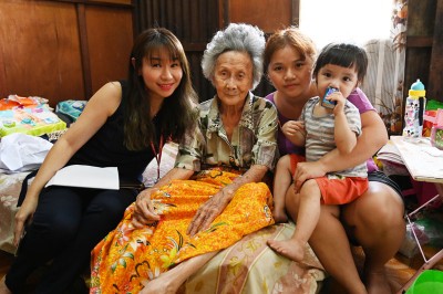 周慧妮(左)慰问祖孙情壁画主角李淑珍、温紫彤及骆美莲。