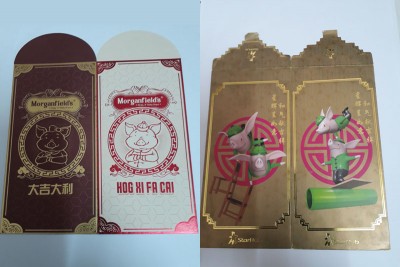 （左起）黑白猪红包封迎新年。小飞猪来拜年。