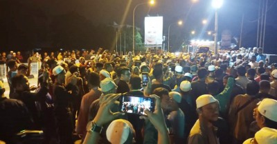 约5百名穆斯林周日晚聚集怡保警察总部外示威。