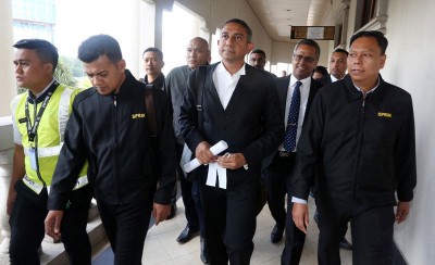 前首相拿督斯里纳吉的御用律师拿督哈法里占涉嫌洗黑钱1500万令吉，今早在吉隆坡地庭面对两个控状，惟他不认罪。