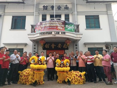 曹观友与槟榔州南安会馆执委向民众拜年。