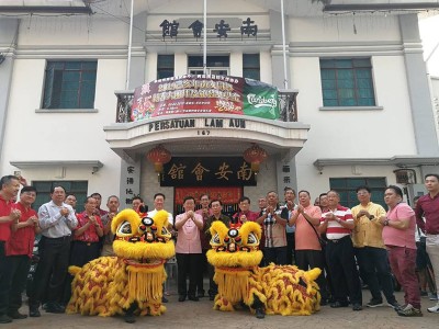 曹观友与槟榔州南安会馆执委向民众拜年。