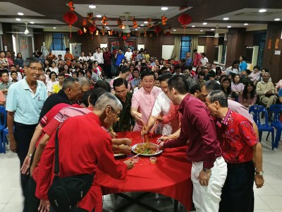 槟榔屿南安会馆新春大团拜,曹观友与众执委集体捞生。