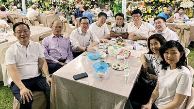 温永文(左起)、方木山、林冠英、陈国平、黄顺祥、陈国华、杨易盛、周玉清及李月有于丧府互相寒暄问候。