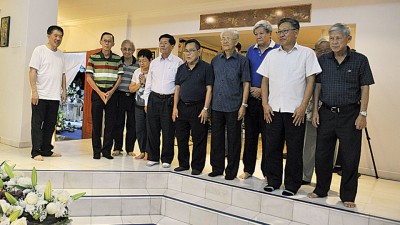 连和胜(左5)及谢荣才(右)在会员及其他友好陪同下,向陈树桢致祭。左为陈国平。