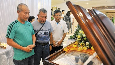 吴钟英(左)在会员陪同下,瞻仰陈树桢遗容。