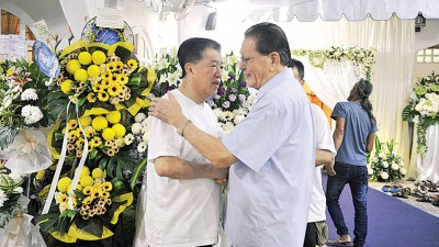 周荣吉(右)向陈国平慰问。