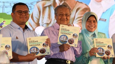 阿米鲁丁（左起）、马哈迪及祖莱达推介国家社区政策。