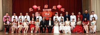 13对新人选择元宵节，亦称东方情人节在吴业成（左7起）见证和黄保生的祝福下注册为夫妻。