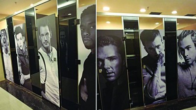 网友发现中国重庆万达影城的女厕门板上都是“复仇者联盟”帅气男成员。