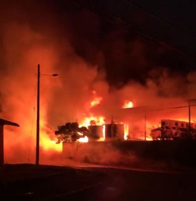 塑料厂露天仓库大火。