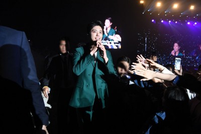 朴宝剑在泰国见面会上又唱又跳，吸引4千粉丝朝圣。