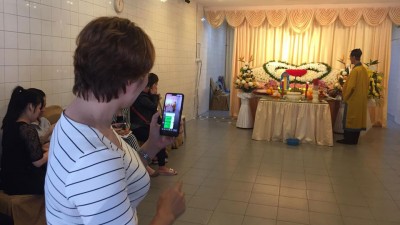 死者阿姨现场录下丧礼视频，以传给越南乡亲目睹丧事过程。