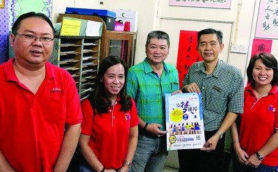 双溪大年新民国中辅导老师刘贵明全力支持光华教育展。
