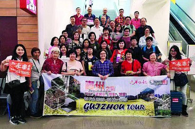 52位团友于周六晚上在槟城国际机场集合，开开心心出发到中国贵州。