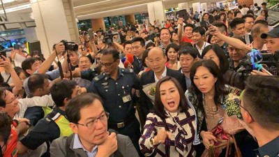 韩国瑜抵达樟宜机场，受到热烈欢迎。