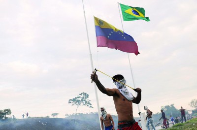 委内瑞拉东南部靠近巴西边境线的民众为了阻止委国军队封锁，周六跟军方发生激烈冲突。