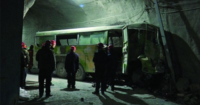 内蒙古发生矿难，造成50人死伤。图为事故现场。