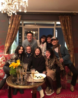 刘嘉玲（前排左一）常邀一群好友到家中作客。