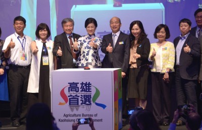韩国瑜(左5起)携夫人李佳芬及高雄市府团队来马,以推销高雄。