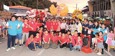 武吉淡汶元宵传统提灯笼游行、大鼓、舞狮舞龙，公众齐欢庆。