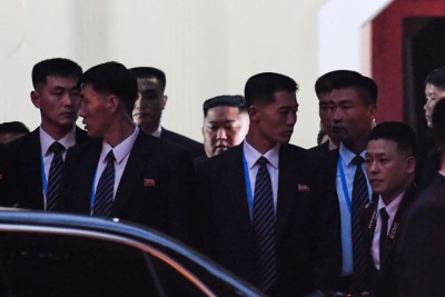 金正恩离开朝鲜驻越南大使馆。(法新社照片)