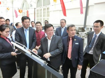 曹观友（中）出席槟岛市政厅与中国银行保修合约的签署仪式。