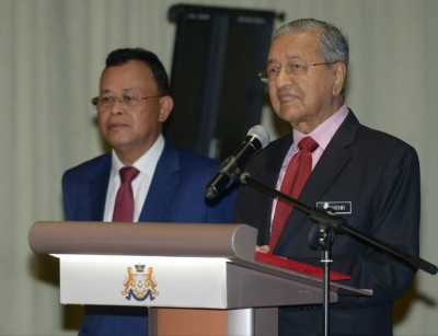 马哈迪（右1）认为，柔州应该掌握其优势奋起直追，以赶上新加坡。左为奥斯曼。