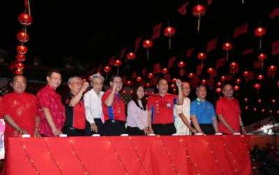 柔佛古庙游神庆典首次出现希盟领袖主持亮灯仪式，由廖彩彤（左6）与嘉宾们一同亮灯。