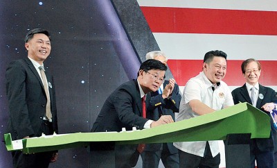 (左2起)曹观友及达雷尔为SAMEE新厂进行开幕仪式后签名留念,左为陈开河。