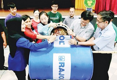 韩江中学师生及家长用约1个月时间，自制手动堆肥机。
