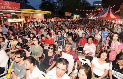 万脚兰蛇庙庙会场面热闹。(档案照)