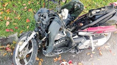 姚源兴的摩托车毁不成形，似乎受到猛烈的撞击。