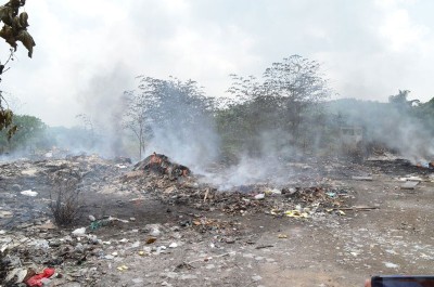 不负责任人士将工业废料丢弃政府保留地，释放出的有毒物质造成附近居民呼吸困难。