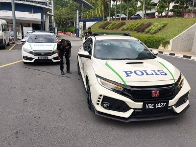警员检查FK8 Honda Civic Type R轿车状况。