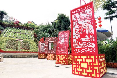 廿四节气铁艺剪纸竖立在天后宫，民众可近距离欣赏剪纸艺术。