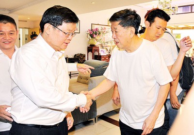 槟州首席部长曹观友提早到场慰问丹斯里拿督斯里陈国平局绅。