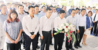 槟州政府、外交使节及各政党组织联合致祭,主祭:槟州首席部长曹观友,陪祭:中国驻槟总领事鲁世巍博士、槟州议长拿督刘子健、行政议员杨顺兴、林慧英上议员、行政议员孙意志及州议员林秀琴。
