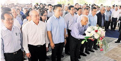 槟城韩江三校董事会、家教协会、校友会、教职员暨学生代表、槟城恒毅三校董事会、家教协会、校友会、教职员暨学生代表、槟城锺灵三校董事会、家教协会暨校友会、槟城孔圣庙中华三校董事会、家教协会暨校友会、槟华四校董事部、家教协会暨校友会、公民总校董事会、家教协会暨同学会、槟榔屿南洋大学校友会、马来西亚逢甲大学校友会、汉民小学董家教、协和三校董家教及光育小学董事部暨建委会联合致祭,主祭:拿督斯里黄赐兴,陪祭:丹斯里拿督黄继梁上校、拿督斯里郭显荣、李瑜槟、卢福裕、张正海及蔡锦松。