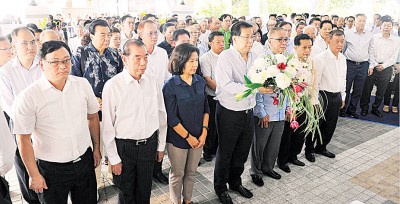 各社团暨众亲友联合致祭,主祭:拿督斯里祝友成硕士,陪祭:周玉清律师、拿督李志煌、拿督李雅和局绅、拿督林嘉水、拿督方万春及周千伦。