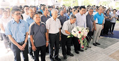 南岛集团全体董事暨职工联合致祭,主祭:苏义松,陪祭:陈振源、林廷泰、戴忠强、傅福瑞、林荣川及傅承积。