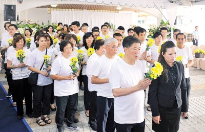 丹斯里拿督斯里陈国平局绅与众亲属一同送别拿督陈树桢老先生。