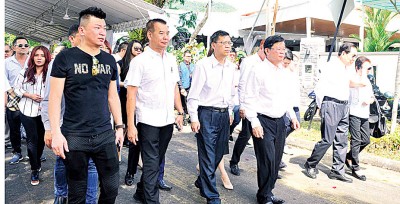 槟州首席部长曹观友与中国驻槟总领事鲁世巍博士等人一同送别拿督陈树桢老先生最后一程。