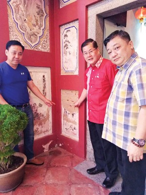 李富新（左起）、郑金财和林刚荣指古庙主身的壁画已严重腐蚀，会在今年游神后进行修复工作。