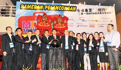 槟首长政治秘书兼槟州光大区州议员郑来兴（左6）、马来西亚华人旅游业公会（槟城分会）主席蔡德兴（左7）、马来西亚华人旅游业公会（总会）荣誉会长兼执行顾问包一雄（左5）及理事们一同主持开幕仪式。