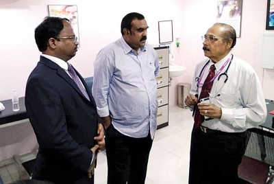 威拉班（左）在人民公正党森州副主席拉威陪同下（中）会见爱心专科医院负责人星甘。